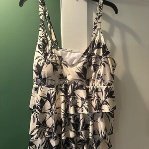NWOT Nicole Miller Black and White Ruffled Swim Top 🖤